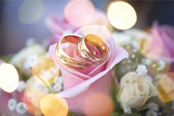 Vista Cerca Los Anillos Bodas Oro Flor Rosa —  Fotos de Stock