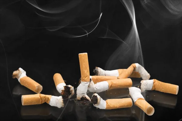 Füstölt Cigaretták Rakás Sötét Háttéren — Stock Fotó