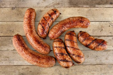 ahşap arka plan üzerinde lezzetli Kızarmış sosis