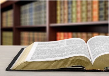 Kutsal İncil kitap masada açıldı