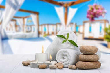 Ahşap masada güzel bir spa kompozisyonu