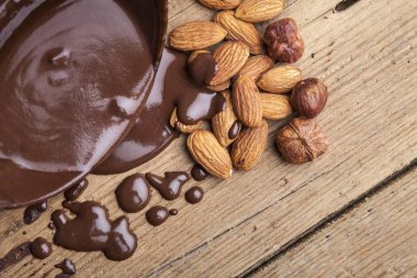  sıcak eritilmiş çikolata ve badem fındık