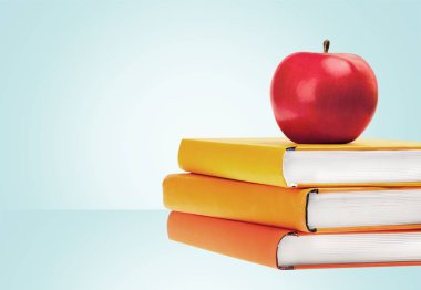 Renkli kitaplar ve Kırmızı elma yığını 