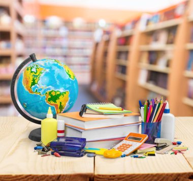 Okul kırtasiye kompozisyon yazı tahtası arka plan, küre, kitap ve kalemler