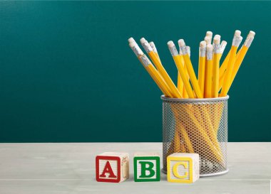 arka planda siliciler ile kalemler, yakın çekim görünümü 