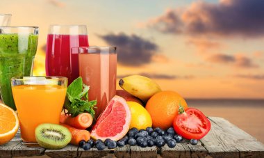 Taze meyve ile çeşitli sağlıklı meyve suları