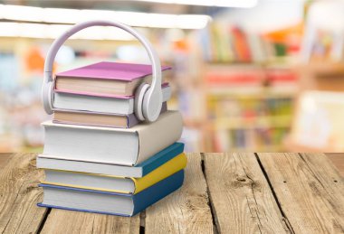 Yığın kitap ve kulaklık, eğitim ve arka plan öğrenme