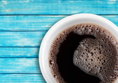 Beyaz fincan izole arka plan üzerinde siyah kahve