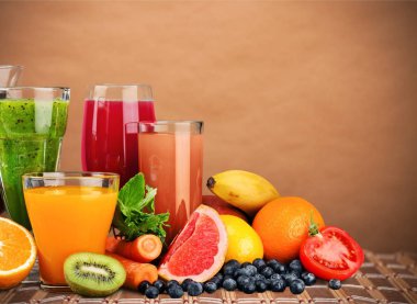 Taze meyve ile çeşitli sağlıklı meyve suları