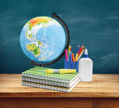 Okul kırtasiye kompozisyon yazı tahtası arka plan, küre, kitap ve kalemler