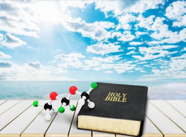 Kutsal İncil kitap ve molekül modeli
