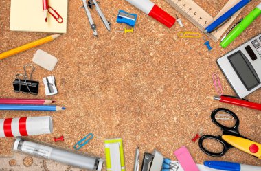 Renkli okul kırtasiyesi kompozisyonu, okula geri dönüş.