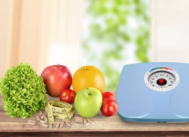 Diyet ve kilo kaybı, vejetaryen diyet kavramı. Çiğ taze meyve ve sebzeler, bant ölçüsü ve ağırlıkları