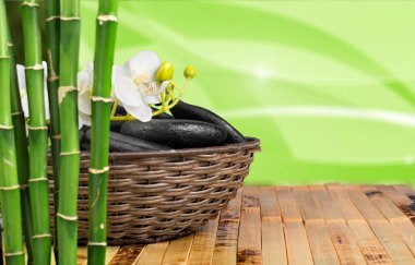 Zen taşlar ve bambu masada 