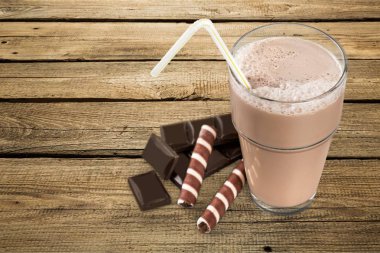 Lezzetli çikolatalı milkshake cam masada