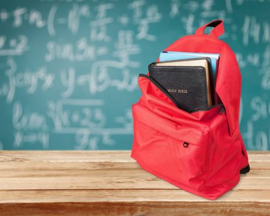 Kutsal İncil kitap okul sırt çantası içinde