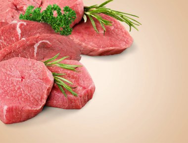 çeşitli taze çiğ et ve yeşil otlar, arka plan yemek