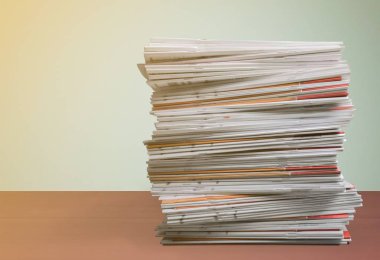 Basılı dergi açık renkli izole yığılmış