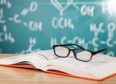 kitap ve gözlük, eğitim ve arka plan öğrenme açın