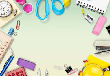 Renkli okul kırtasiyesi kompozisyonu, okula geri dönüş.