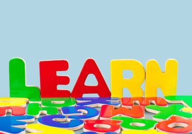 Kelime plastik harflerle öğrenilir.