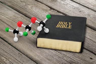 Kutsal İncil kitap ve molekül modeli