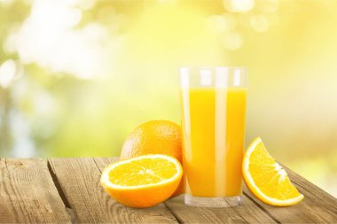 yakın çekim cam masada lezzetli taze portakal suyu