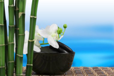 Zen taşlar ve bambu masada 