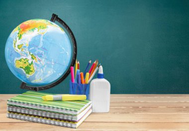 Renkli okul kırtasiyesi kompozisyonu, okula geri dönüş.