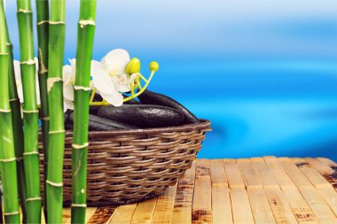 Zen taşlar ve bambu masada 