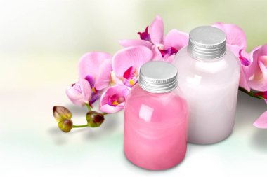 Kozmetik kapları ve çiçekler, yakından görmek