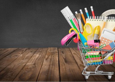 alışveriş sepeti ile renkli okul kırtasiye, Okul arka plan için geri
