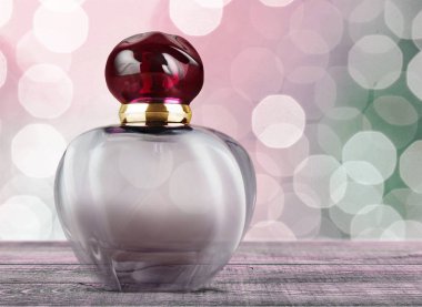 zarif parfüm şişesi ve çiçekler, güzellik kavramı