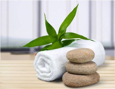 Ahşap masada güzel bir spa kompozisyonu