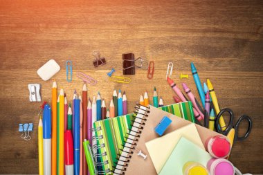 Renkli okul kırtasiyesi kompozisyonu, okula geri dönüş.