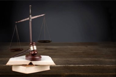 Adalet ölçekler, tokmak ve Kitaplar, hukuk ve adalet kavramı 