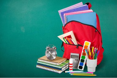 Ahşap masa üzerinde okul sırt çantası ile ileti örneği