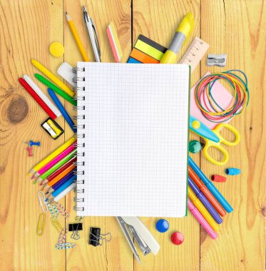 Renkli okul kırtasiyesi kompozisyonu, okula geri dönüş.