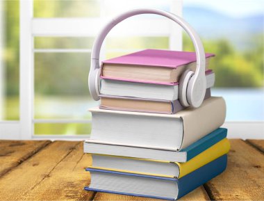 Yığın kitap ve kulaklık, eğitim ve arka plan öğrenme
