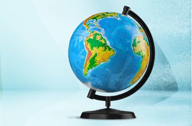 Okul kırtasiye kompozisyon. Masa üzerinde küre