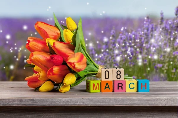 Frische Tulpen Für Den März Auf Holztisch — Stockfoto