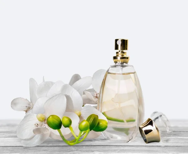 优雅的香水瓶和鲜花 美容概念 — 图库照片