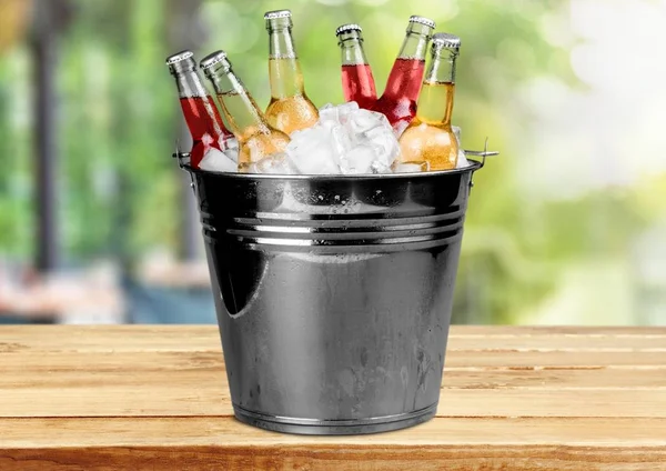 Botellas Cerveza Con Hielo Cubo Sobre Fondo Borroso — Foto de Stock