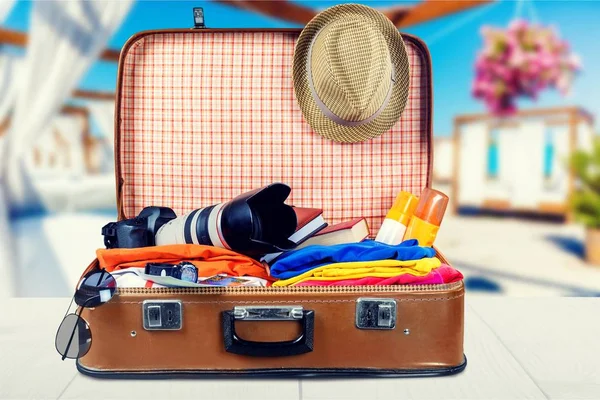 Retro Koffer Mit Vintage Kamera Und Klamotten Reisen Und Urlaub — Stockfoto