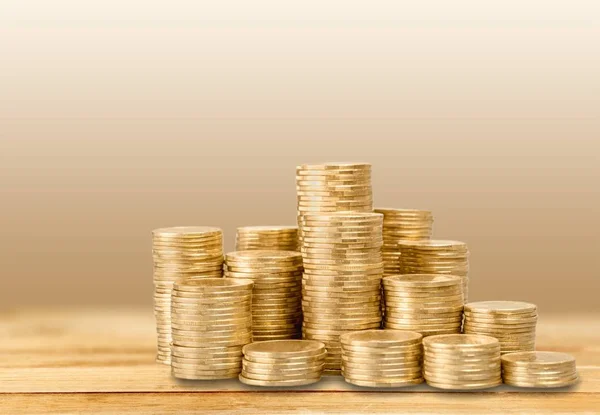Χρυσά Νομίσματα Ξύλινο Τραπέζι Επενδύσεις Και Χρήματα — Φωτογραφία Αρχείου