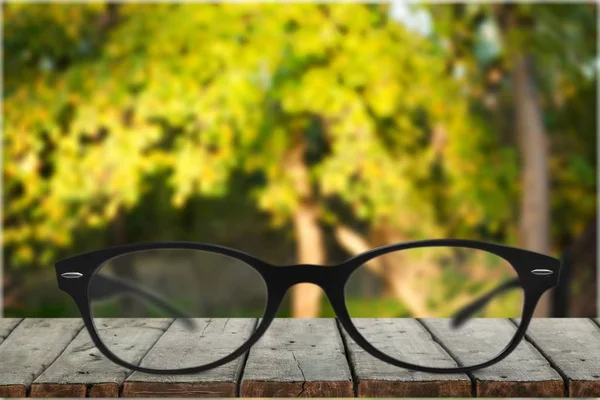 Einzelbrillen Auf Dem Tisch Vor Verschwommenem Hintergrund — Stockfoto