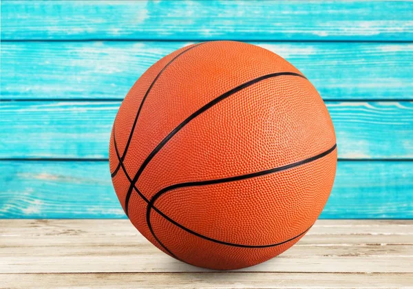 Balón Baloncesto Naranja Sobre Mesa Madera —  Fotos de Stock