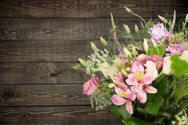 Krásná Kytice Růžových Květů Proti Dřevěnému Pozadí — Stock fotografie