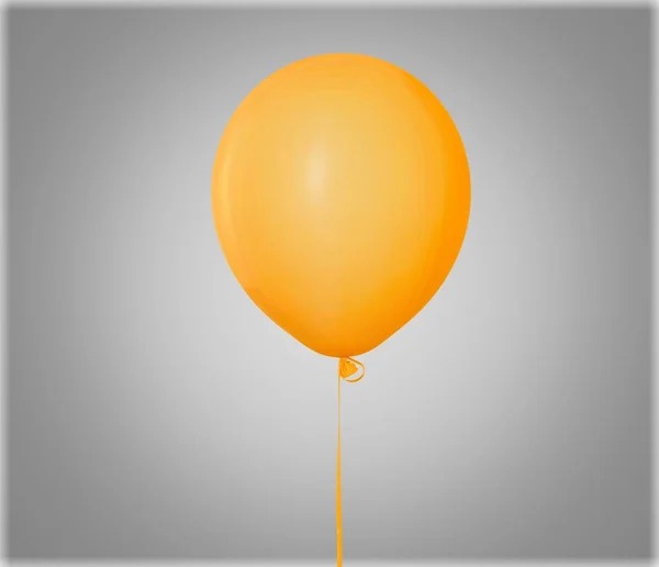 Balão Laranja Contra Fundo Cinza — Fotografia de Stock