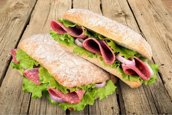 美味的三明治 包括肉 火腿和奶酪 — 图库照片